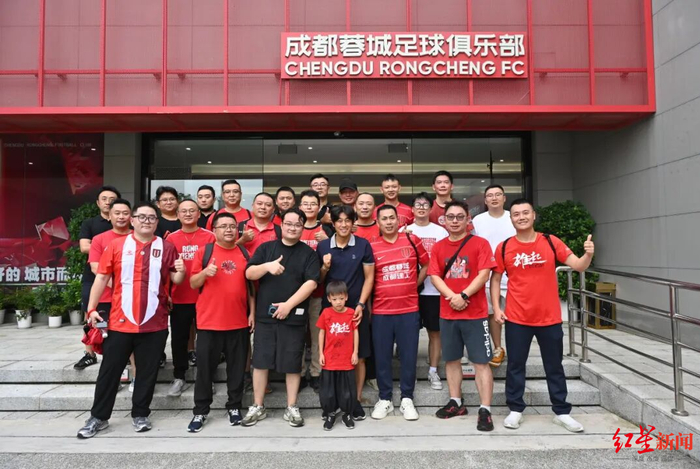 成都蓉城训练开放日；窗口期远射贴柱引欢呼；英超在即；纪律约束更严格的简单介绍
