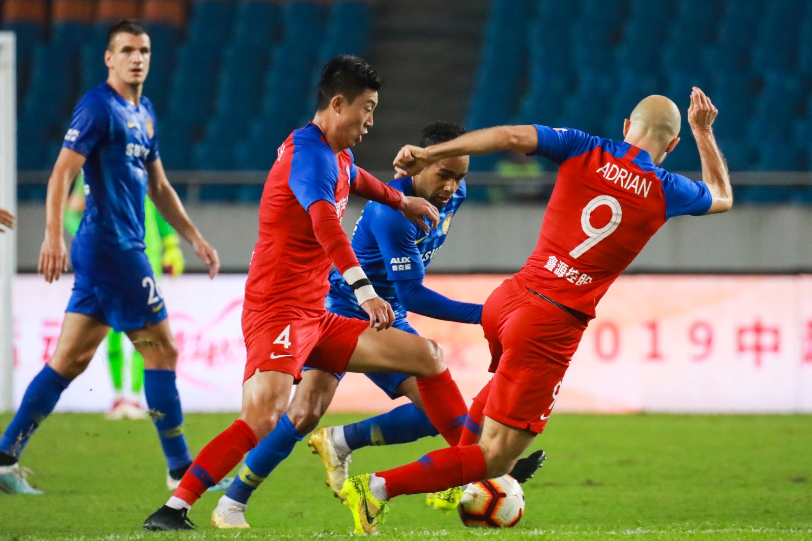 里程碑夜！法兰克福临场应变，中超清晨刷纪录，信心回归，年轻球员得到机会的简单介绍